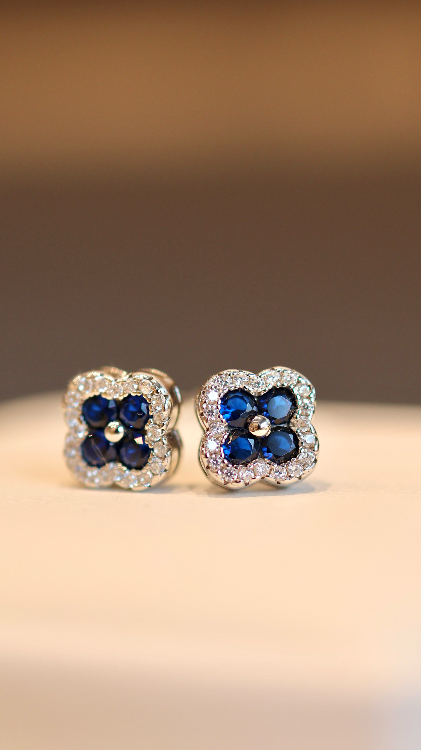 Studs trebol azul