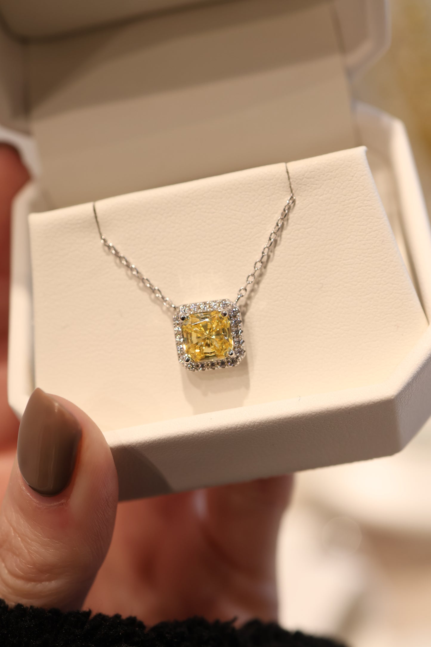 Collar cuadro amarillo