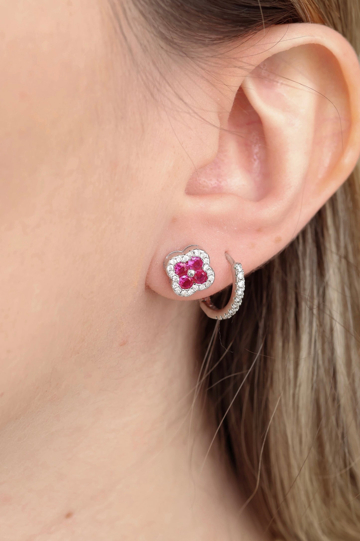 Studs trebol rosa