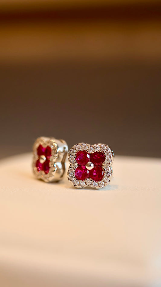 Studs trebol rosa