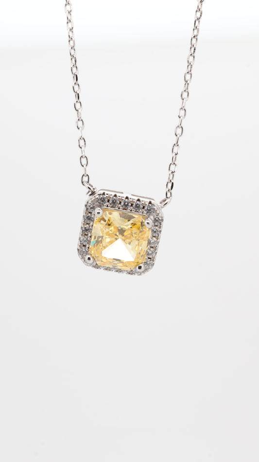 Collar cuadro amarillo