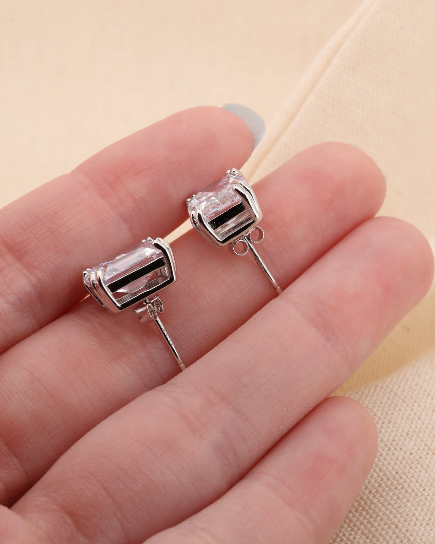 Studs corte esmeralda